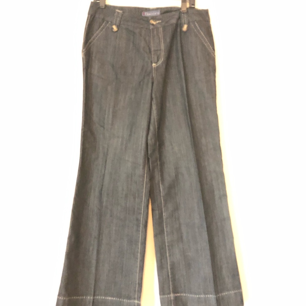 Flared-bottomed stitched jeans